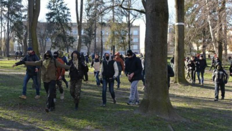 Поліцейського запідозрили у роздачі "корисних порад" радикалам Поліцейського запідозрили у роздачі "корисних порад" радикалам