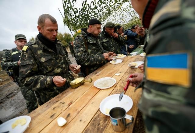 Украинских бойцов кормят бракованной тушенкой, — волонтер