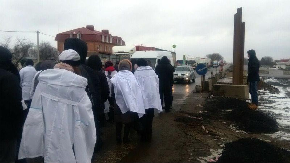 Люди в белых халатах перекрыли международную трассу Люди в белых халатах перекрыли международную трассу