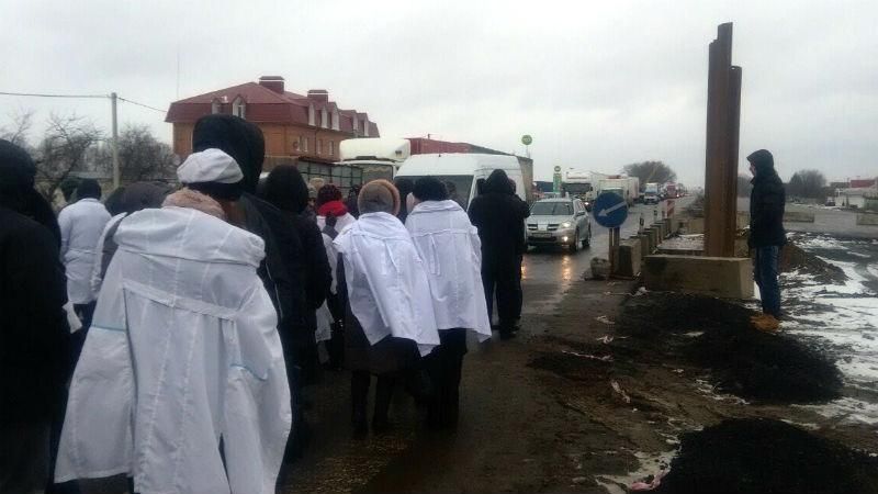 Люди в белых халатах перекрыли международную трассу Люди в белых халатах перекрыли международную трассу