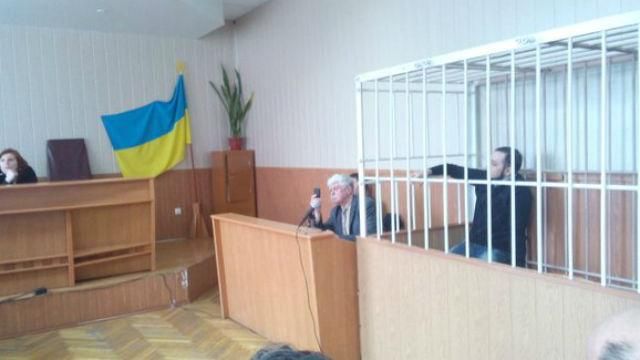 Активисту грозит 7 лет за порванный портрет Порошенко Активисту грозит 7 лет за порванный портрет Порошенко