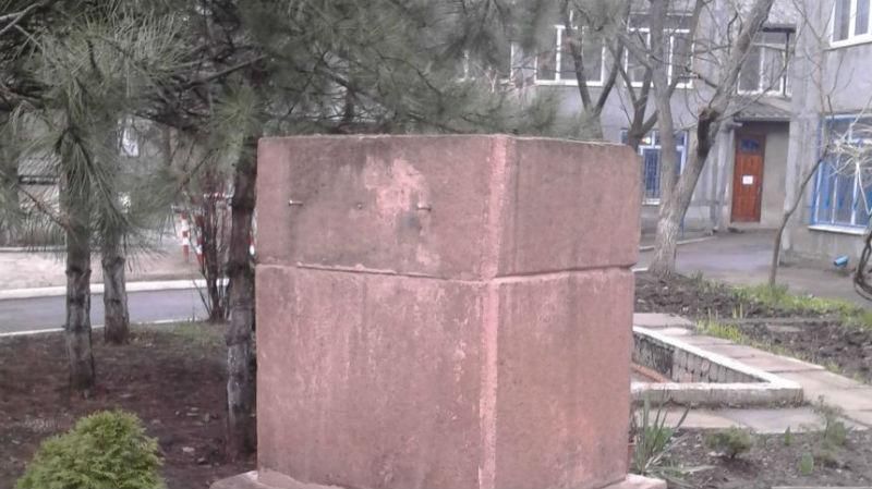 Мариупольская чиновница спрятала советский памятник и шантажирует Мариупольская чиновница спрятала советский памятник и шантажирует