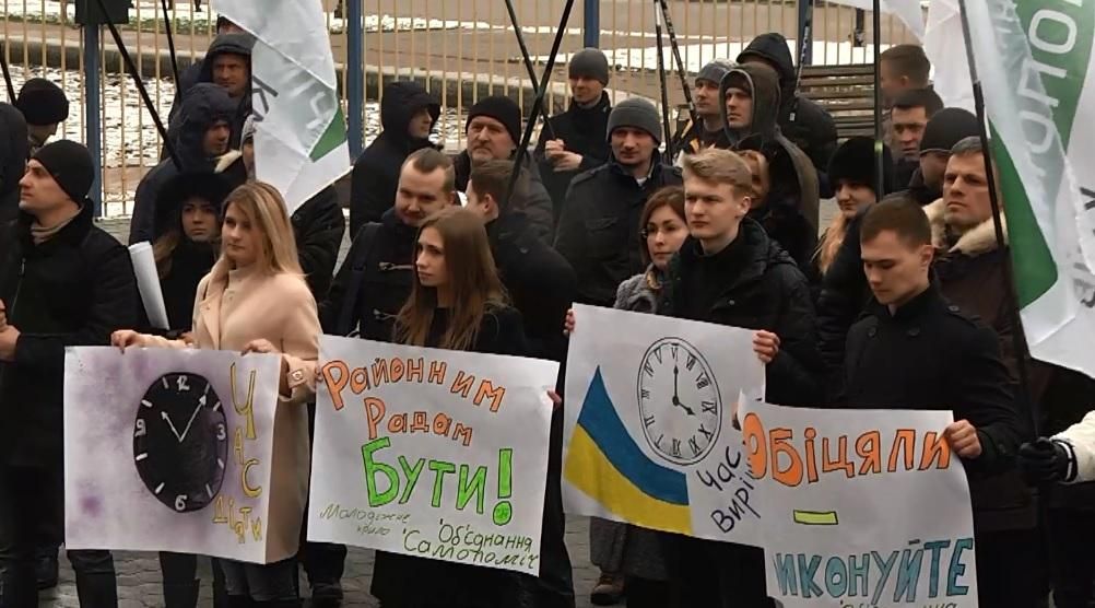 Последняя попытка: политсилы пикетировали ЦИК с требованием назначить выборы в райсоветы Киева