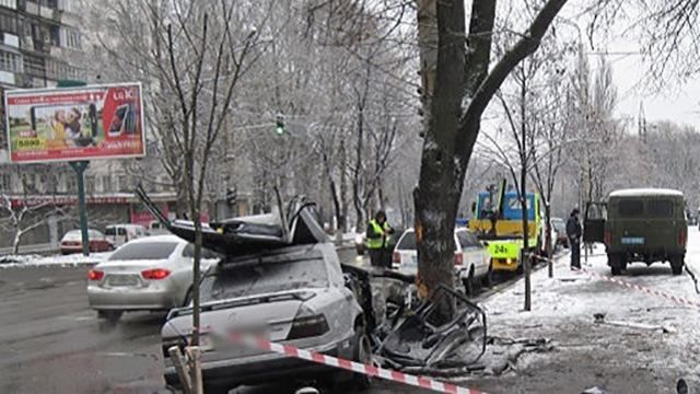 Смертельна аварія у Києві: авто в'їхало в електроопору і дерево Смертельна аварія у Києві: авто в'їхало в електроопору і дерево