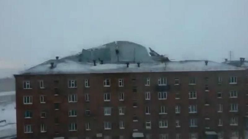 Сильний ураган в Росії зірвав дах житлового будинку: з'явилося відео