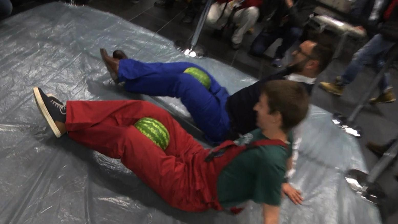 Найдивніші рекорди українців: від найдовших брів до знищення кавунів ногами Найдивніші рекорди українців: від найдовших брів до знищення кавунів ногами