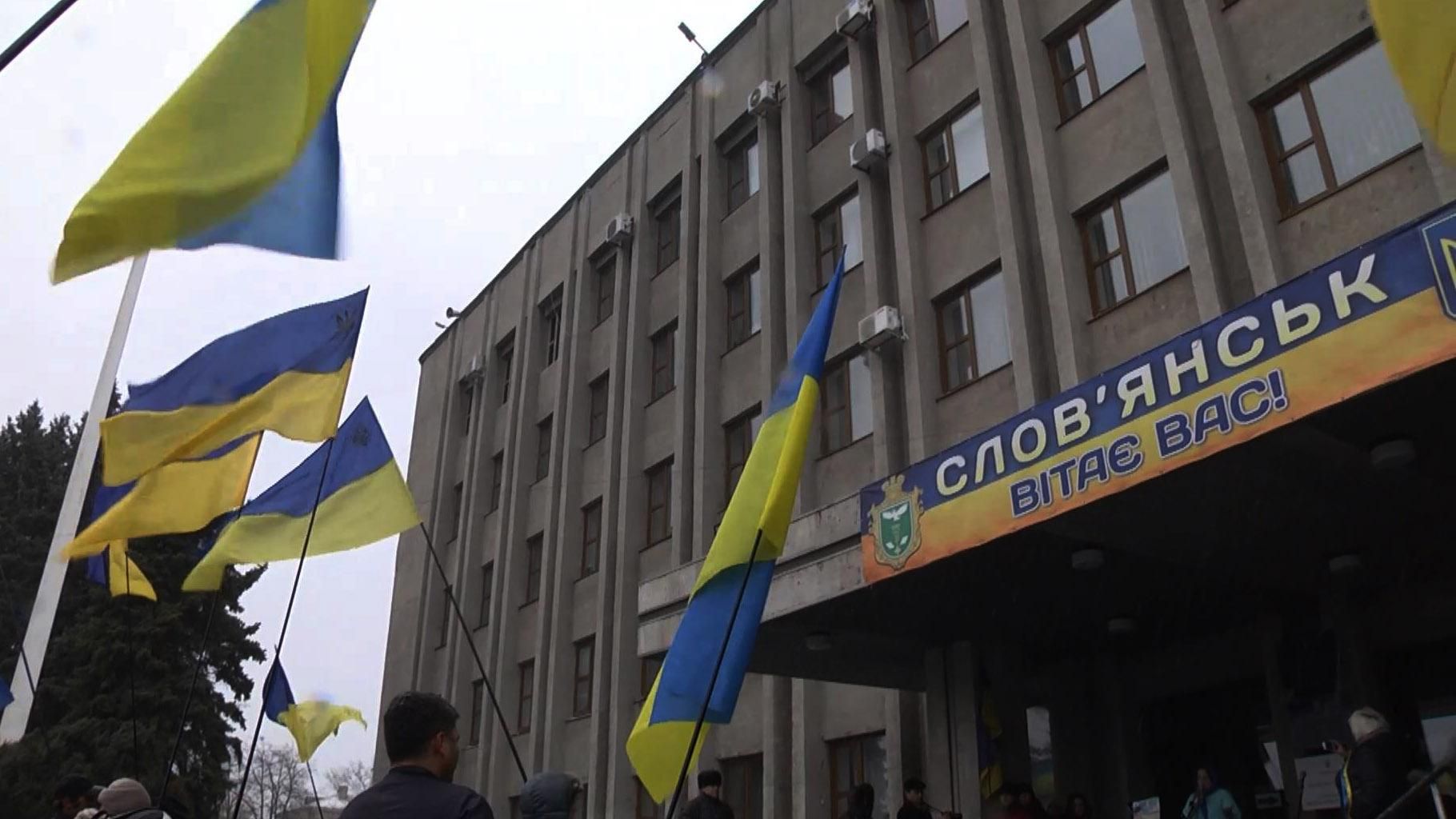 Желто-синие флаги и украинские песни: как живет Славянск сегодня Желто-синие флаги и украинские песни: как живет Славянск сегодня