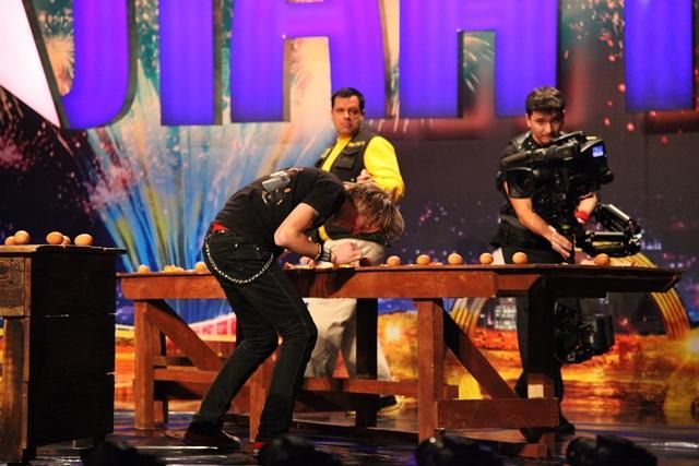 ТОП-5 незвичайних рекордів України: головою по яйцях і з парашутом наосліп ТОП-5 незвичайних рекордів України: головою по яйцях і з парашутом наосліп