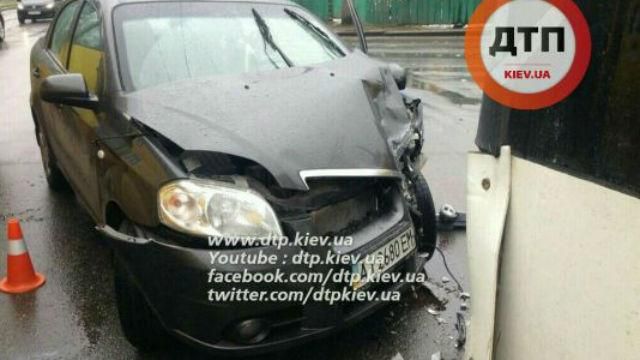 Серйозна аварія у Києві за участі тролейбуса: є постраждалі Серйозна аварія у Києві за участі тролейбуса: є постраждалі