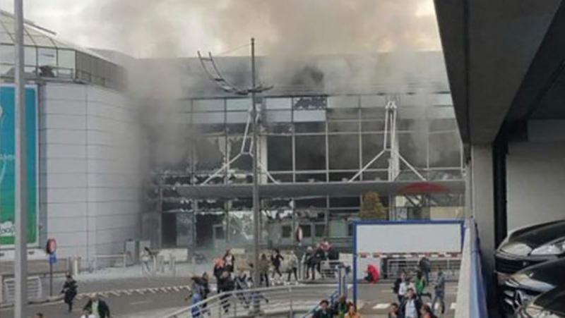 В аеропорту Брюсселя прогриміли два потужні вибухи (Фото, відео 18+)