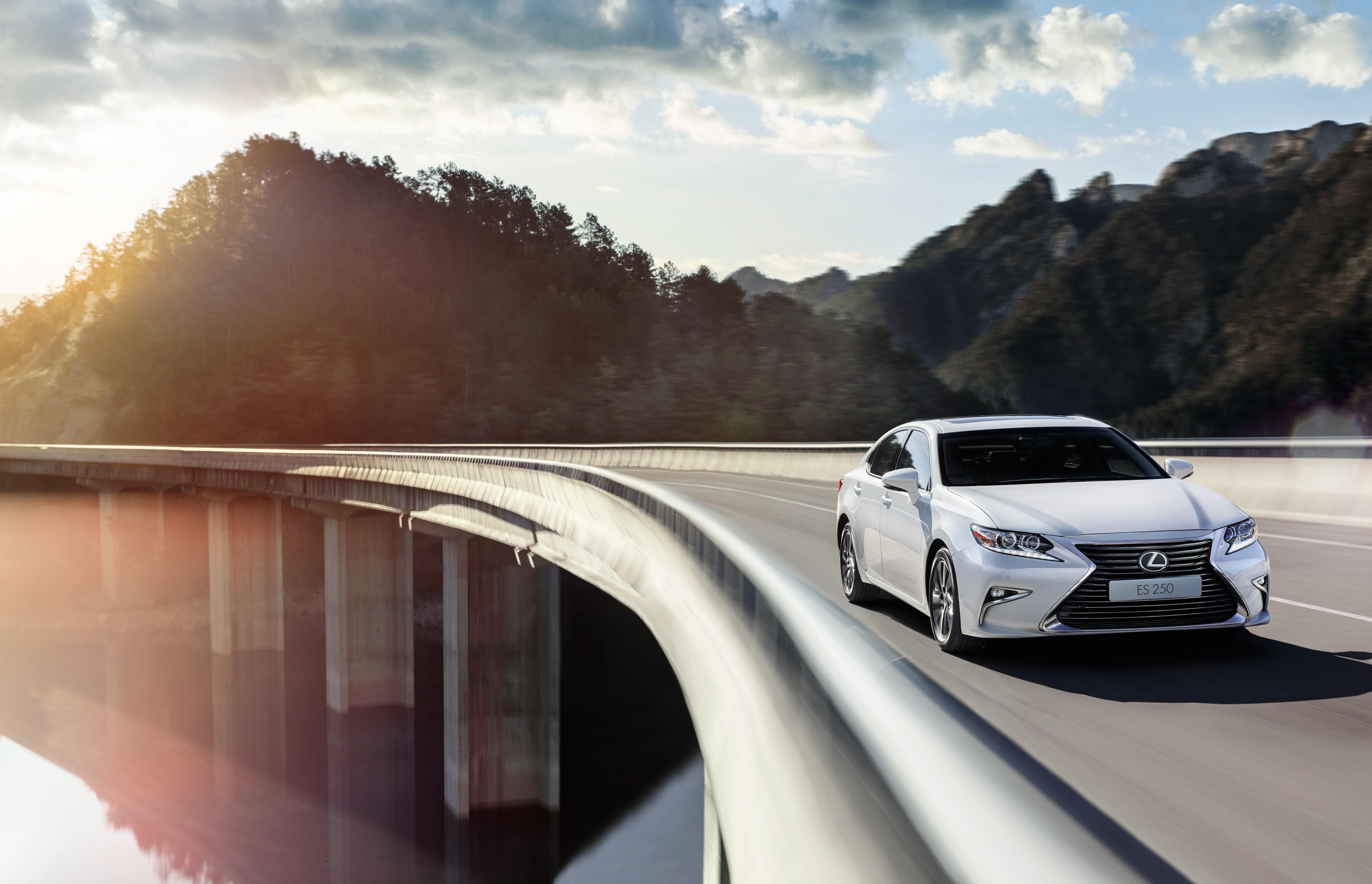 Оновлений  бізнес седан Lexus ES 250 вже в Україні