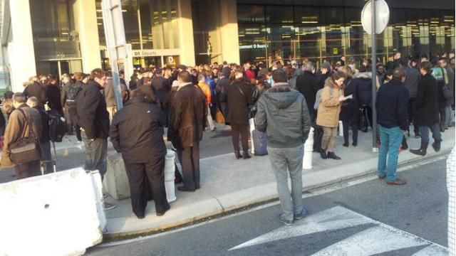 В аеропорту Франції відбулася екстрена евакуація: з’явилися фото та відео В аеропорту Франції відбулася екстрена евакуація: з’явилися фото та відео