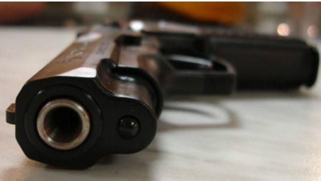 Чоловік стріляв у комунальників, які хотіли демонтувати його кіоск Чоловік стріляв у комунальників, які хотіли демонтувати його кіоск