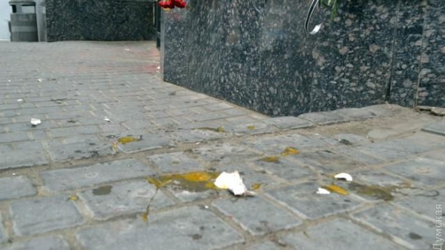 У російське посольство в Одесі полетіли яйця: з’явилися фото - 23 марта 2016 - Телеканал новин 24 У російське посольство в Одесі полетіли яйця: з’явилися фото - 23 марта 2016 - Телеканал новин 24