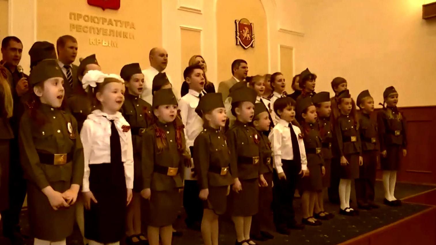 Поклонська показала, як у Криму ідеологічно виховують дітей Поклонська показала, як у Криму ідеологічно виховують дітей