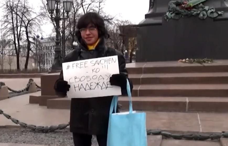 Сміливий "бандерівець", якого вигнали з дому через Савченко, знову пікетував у Москві Сміливий "бандерівець", якого вигнали з дому через Савченко, знову пікетував у Москві