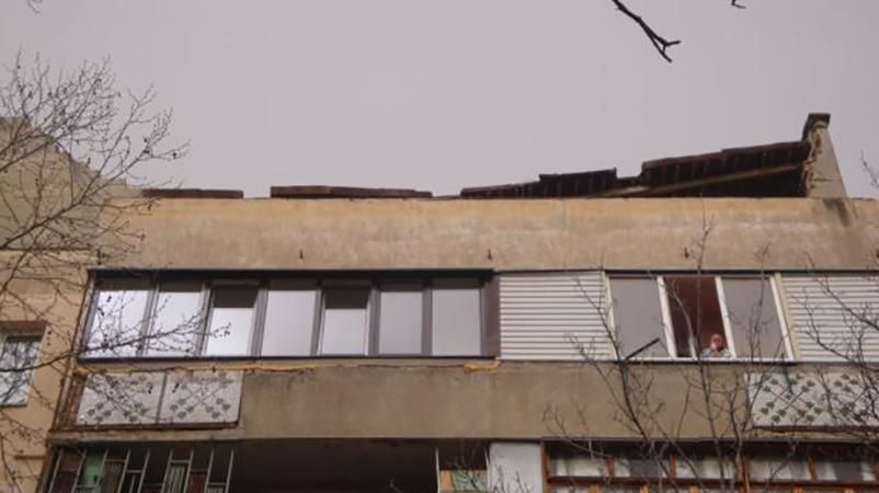 Вітер завалив дах п'ятиповерхівки у Сімферополі
