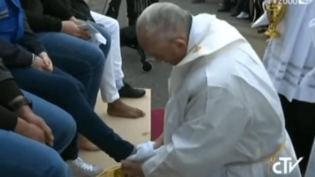 Видео дня: Папа Франциск омыл ноги беженцам-мусульманам Видео дня: Папа Франциск омыл ноги беженцам-мусульманам