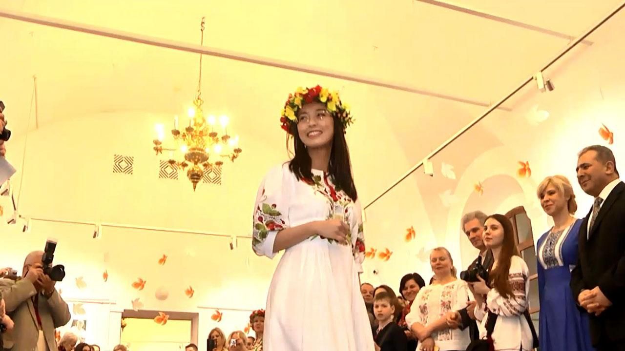 Дизайнеры показали, как Петриковская роспись воплотилась в современную моду Дизайнеры показали, как Петриковская роспись воплотилась в современную моду