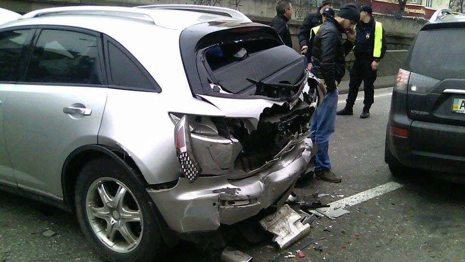 У Києві сталася масштабна ДТП за участі швидкої з військовими У Києві сталася масштабна ДТП за участі швидкої з військовими