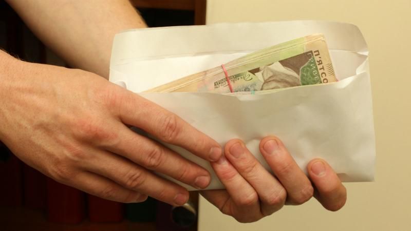 На хабарі "погоріли" вигадливий митник та працівник виконавчої служби На хабарі "погоріли" вигадливий митник та працівник виконавчої служби