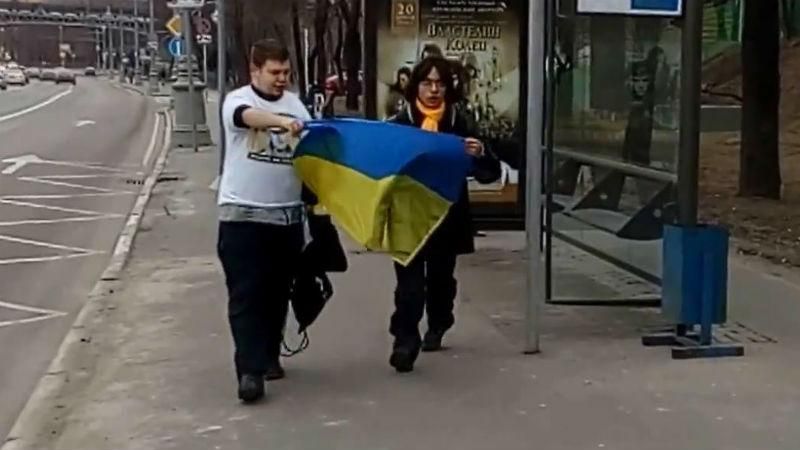 Двух россиян с инвалидностью, которые прошли с флагом Украины центром Москвы, жестоко задержали