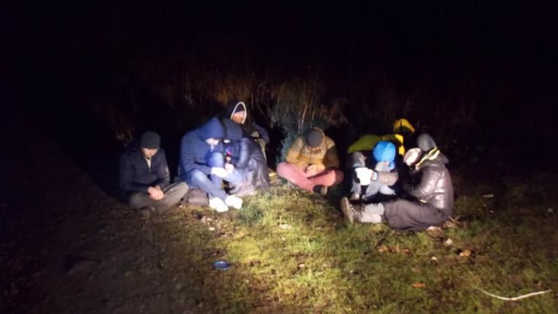 На Закарпатті затримали 17 нелегальних мігрантів, які тікали в ЄС На Закарпатті затримали 17 нелегальних мігрантів, які тікали в ЄС