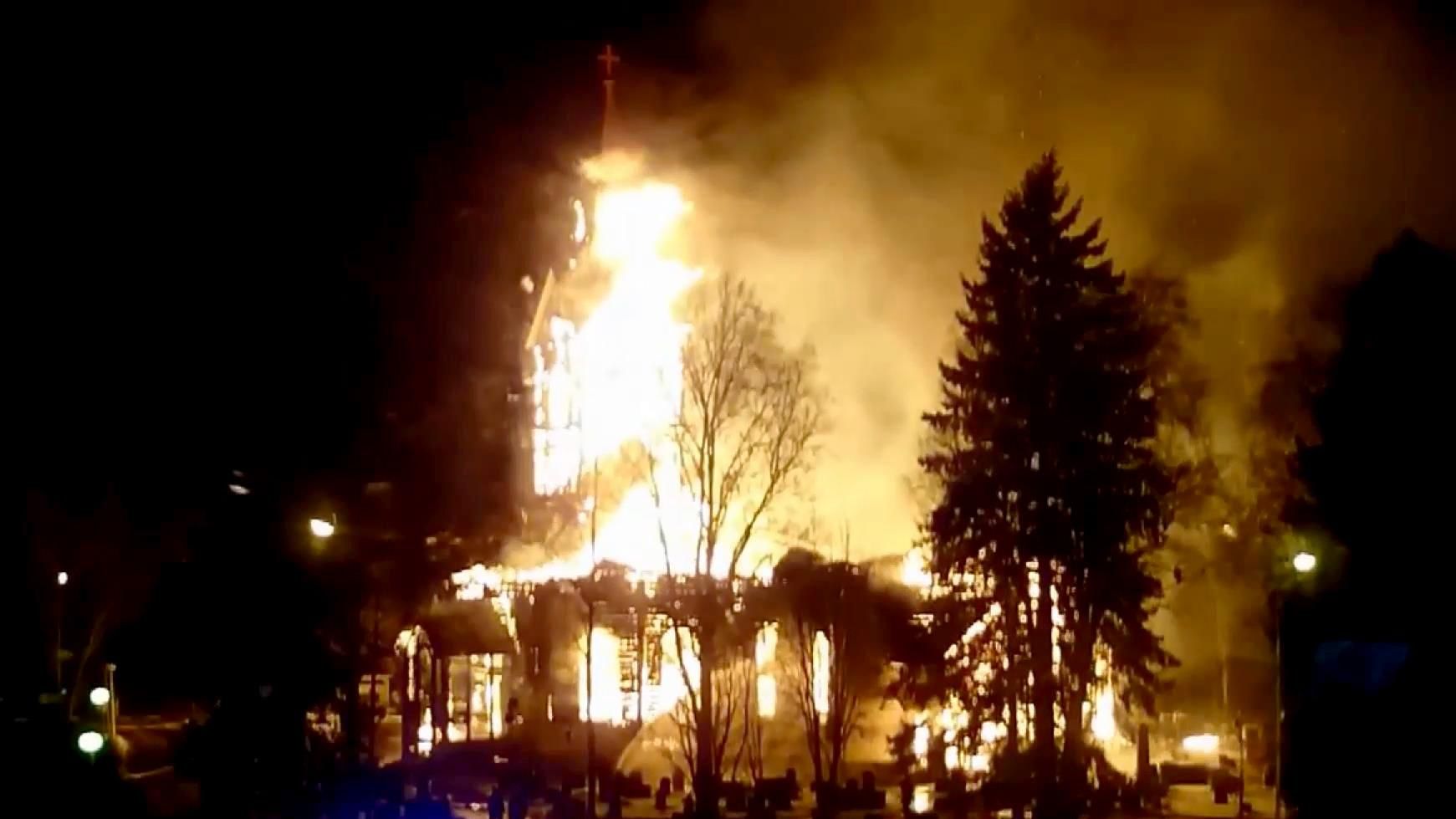 Отцы провели пасхальную службу на руинах и пепле Отцы провели пасхальную службу на руинах и пепле