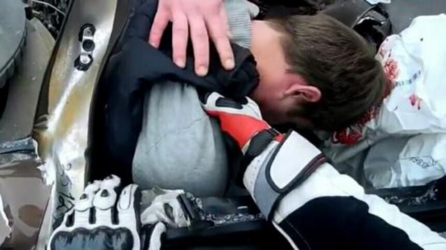 Кровавое ДТП в Москве: водителя авто разорвало на части (18+) Кровавое ДТП в Москве: водителя авто разорвало на части (18+)