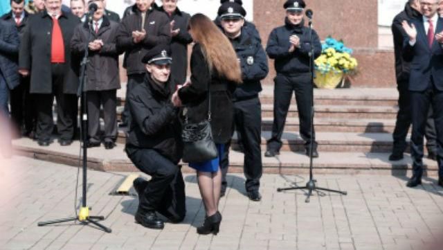 Новоиспеченный полицейский сделал предложение руки и сердца прямо во время присяги Новоиспеченный полицейский сделал предложение руки и сердца прямо во время присяги