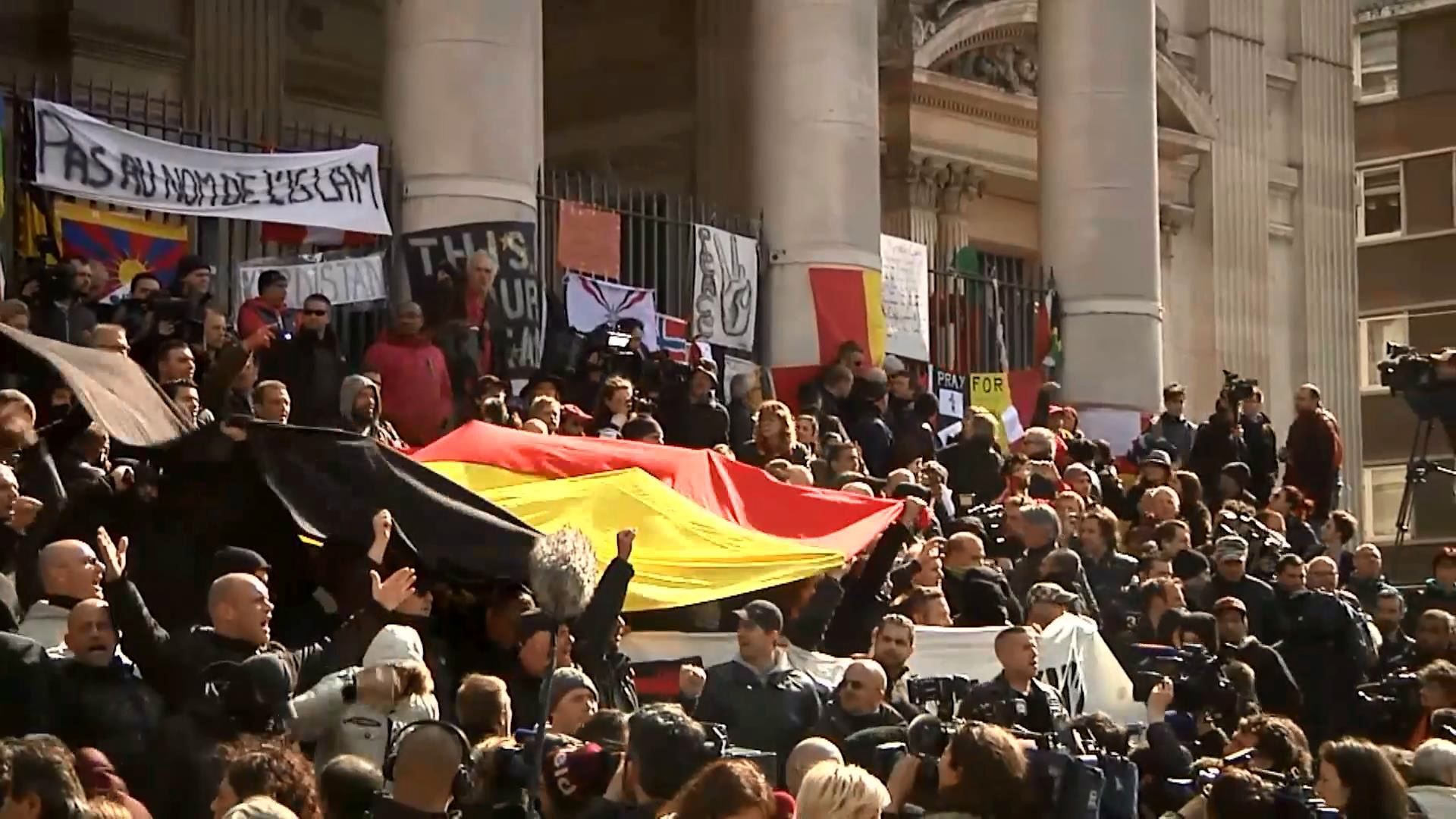 Правые радикалы устроили столкновения у мемориала жертв терактов в Брюсселе