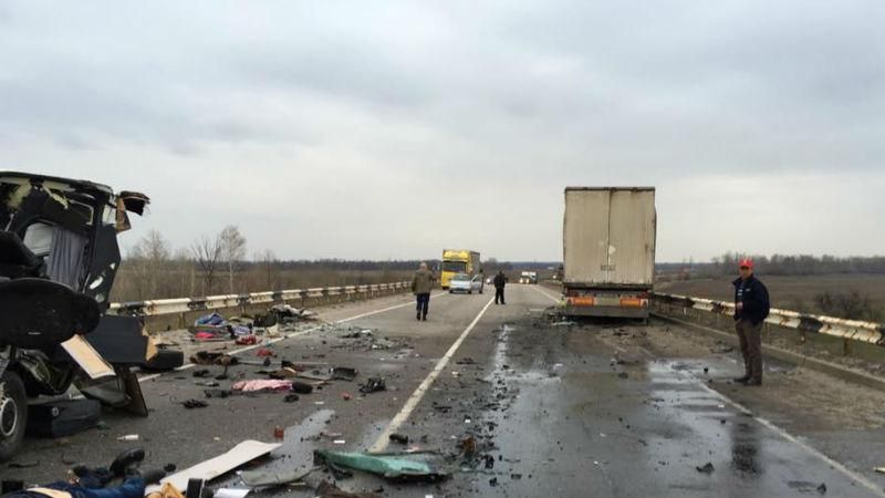 ТОП-новини. Запеклі бої в АТО, страшна аварія у Полтаві: багато жертв 