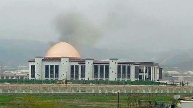 У Афганістані бойовики влучили ракетою у парламент