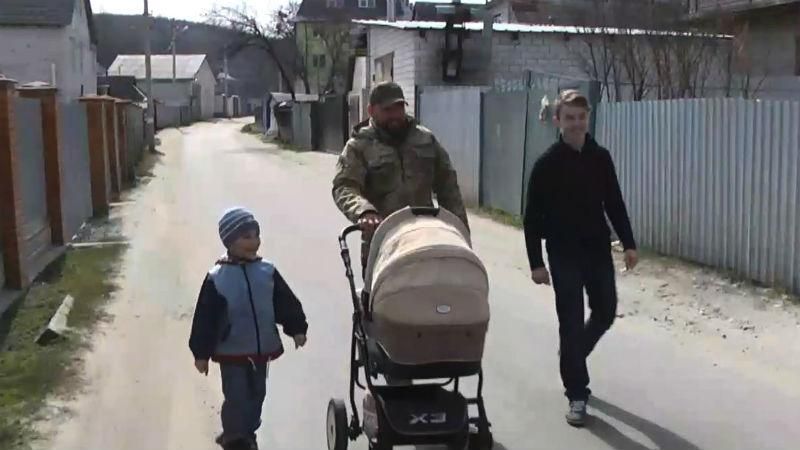 Многодетный ветеран АТО вернулся домой: трогательное видео встречи
