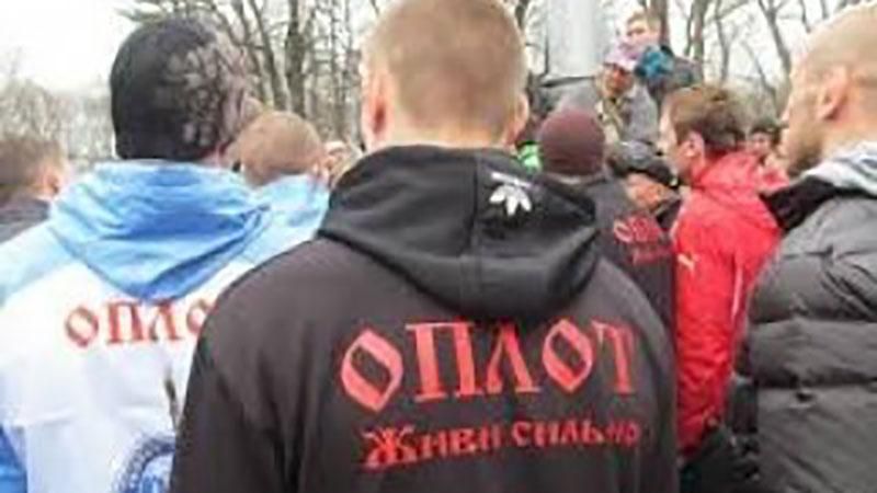 Двоих "титушек" из "Оплота" отпустили под домашний арест Двоих "титушек" из "Оплота" отпустили под домашний арест