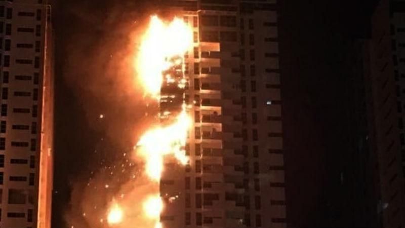 В Дубае масштабный пожар: горят два небоскреба