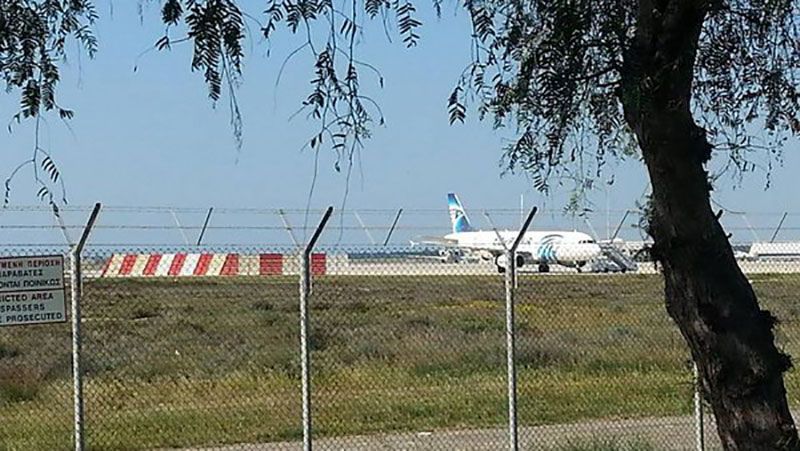 З єгипетського літака відпустили всіх заручників, крім членів екіпажу та чотирьох іноземців З єгипетського літака відпустили всіх заручників, крім членів екіпажу та чотирьох іноземців