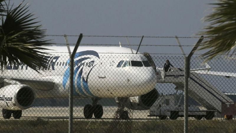 Затримали чоловіка, що захопив єгипетський літак Затримали чоловіка, що захопив єгипетський літак