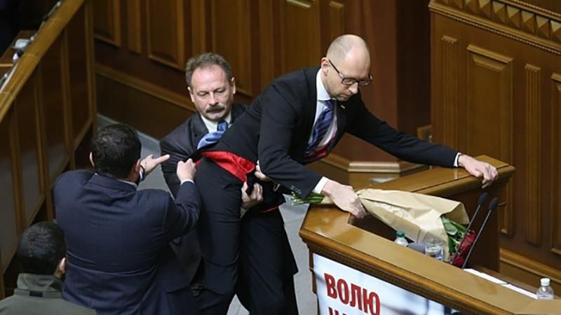 Барну после громкого конфликта с Яценюком снова приняли в фракцию БПП Барну после громкого конфликта с Яценюком снова приняли в фракцию БПП