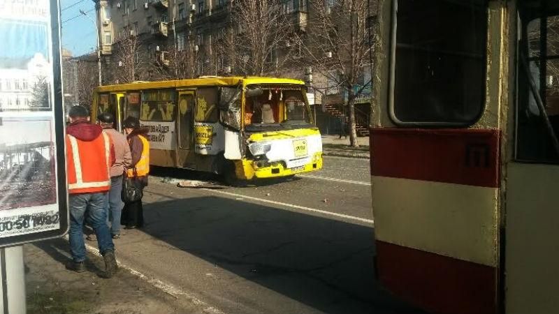 Водитель маршрутки протаранил троллейбус в Мариуполе: есть пострадавшие