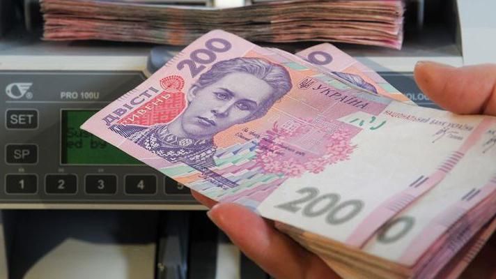 Реальна зарплата українців за рік впала на 8%