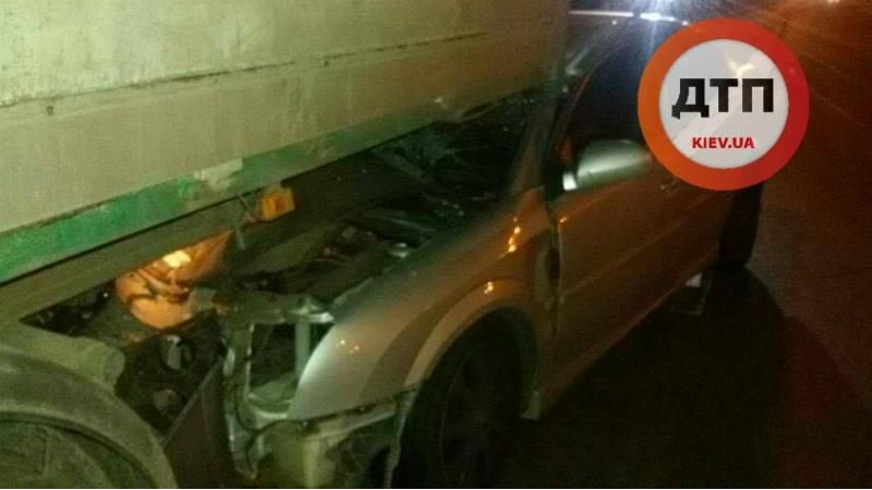 Іномарка влетіла у вантажівку: двоє пасажирів в реанімації Іномарка влетіла у вантажівку: двоє пасажирів в реанімації