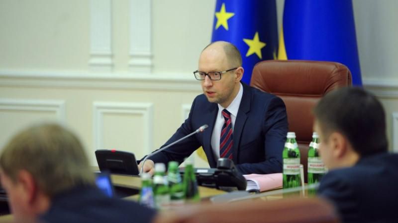 Яценюк уволил главу "Укрзализныци" и сразу назначил нового