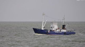 Корабель ФСБ Росії вже два дні стоїть біля узбережжя Маріуполя