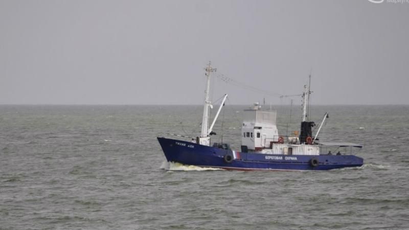 Корабль ФСБ России уже два дня стоит у побережья Мариуполя Корабль ФСБ России уже два дня стоит у побережья Мариуполя