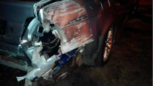 ДТП в Киеве: авто врезалось в столб, дерево и стену