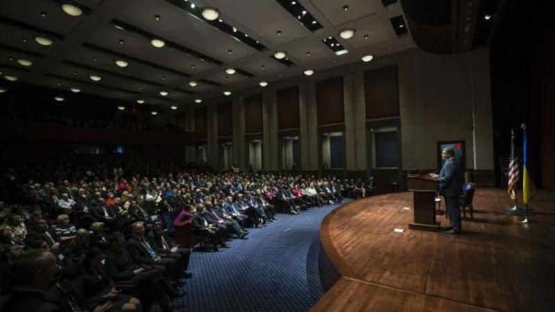 Не можу зрозуміти, чому Захід не хоче постачати зброю Україні, — Порошенко Не можу зрозуміти, чому Захід не хоче постачати зброю Україні, — Порошенко