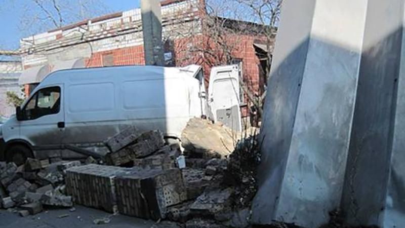 В Киеве упала стена и смертельно травмировала молодого человека