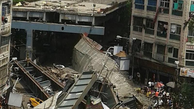 В Индии рухнула эстакада шоссе: более 150 людей под завалами, есть погибшие