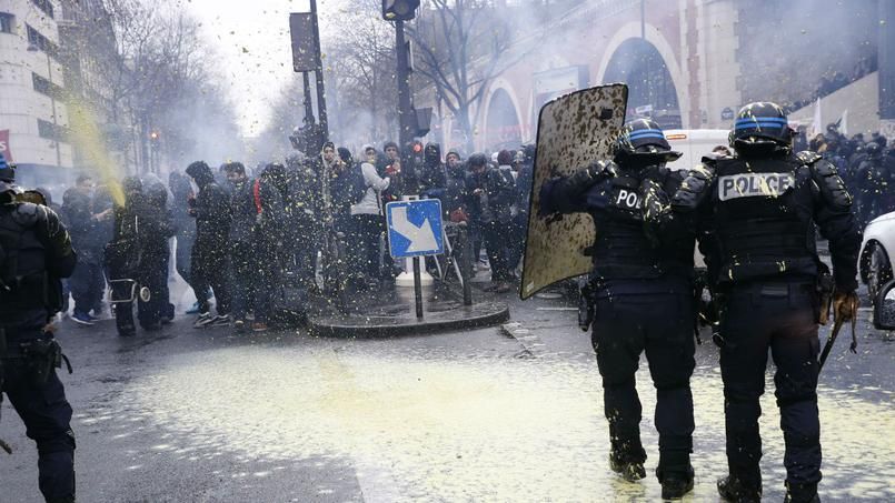 Массовые беспорядки парализовали Париж